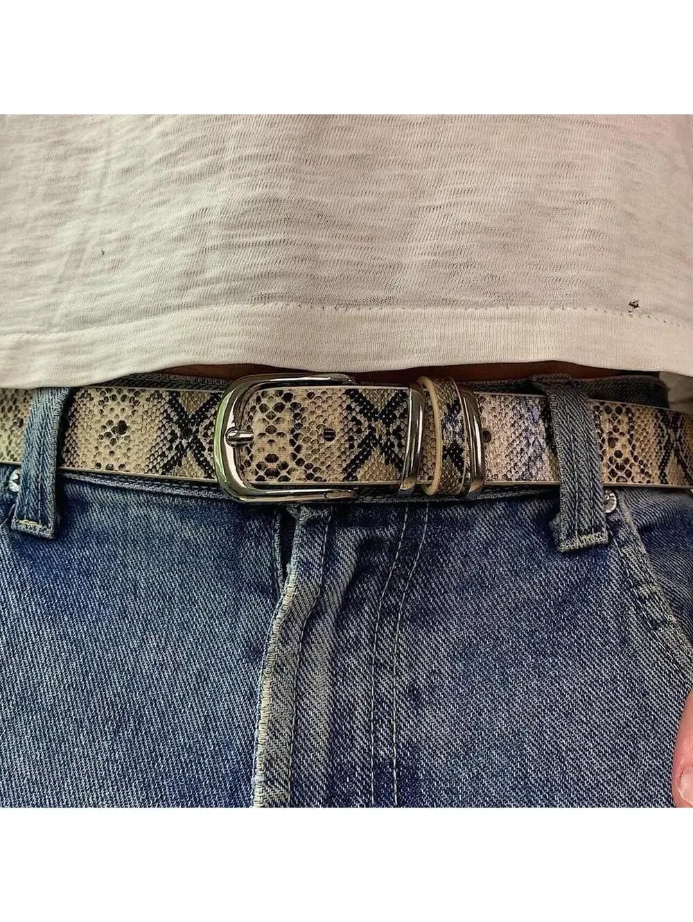 Snake skin y2k style tan belt. Cool grunge/punk look